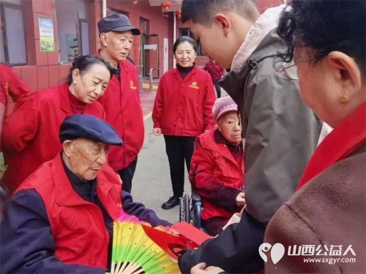 红灯笼映白发新春福礼暖桑榆 太原市关爱下一代志愿者协会的志愿者们在会长王素娟的带领下走进太原市比家美养老院为老人送上祝福与暖心红包 - 第13张