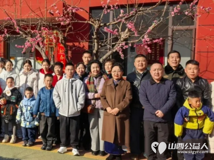 红灯笼映白发新春福礼暖桑榆 太原市关爱下一代志愿者协会的志愿者们在会长王素娟的带领下走进太原市比家美养老院为老人送上祝福与暖心红包 - 第3张