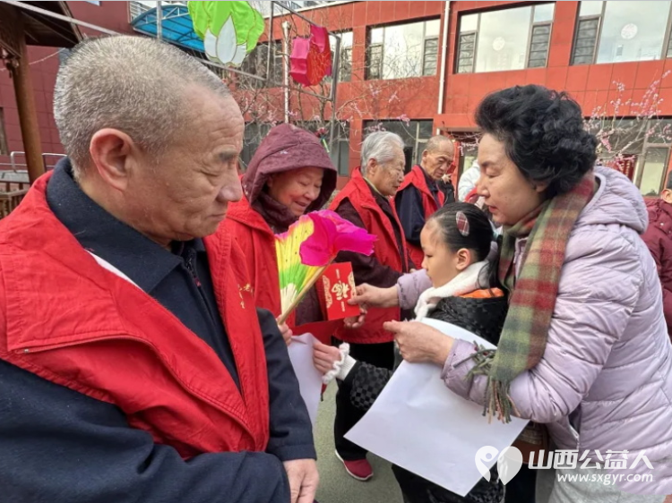 红灯笼映白发新春福礼暖桑榆 太原市关爱下一代志愿者协会的志愿者们在会长王素娟的带领下走进太原市比家美养老院为老人送上祝福与暖心红包 - 第6张