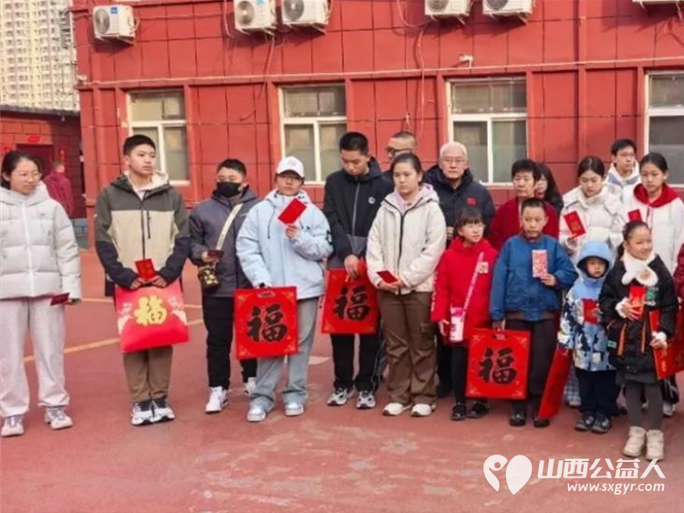 红灯笼映白发新春福礼暖桑榆 太原市关爱下一代志愿者协会的志愿者们在会长王素娟的带领下走进太原市比家美养老院为老人送上祝福与暖心红包 - 第4张