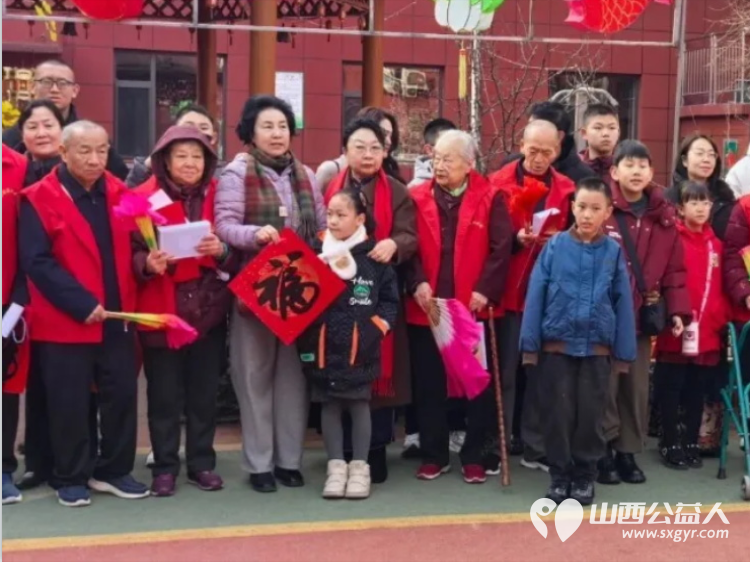 红灯笼映白发新春福礼暖桑榆 太原市关爱下一代志愿者协会的志愿者们在会长王素娟的带领下走进太原市比家美养老院为老人送上祝福与暖心红包 - 第2张