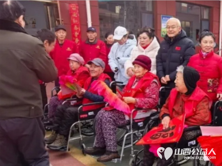 红灯笼映白发新春福礼暖桑榆 太原市关爱下一代志愿者协会的志愿者们在会长王素娟的带领下走进太原市比家美养老院为老人送上祝福与暖心红包 - 第8张