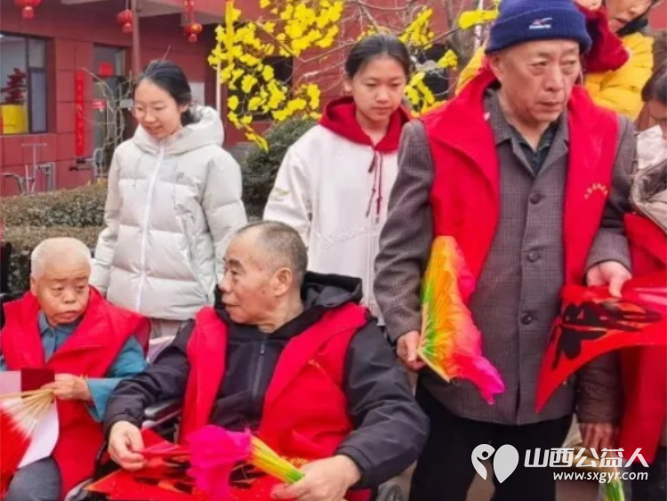 红灯笼映白发新春福礼暖桑榆 太原市关爱下一代志愿者协会的志愿者们在会长王素娟的带领下走进太原市比家美养老院为老人送上祝福与暖心红包 - 第7张