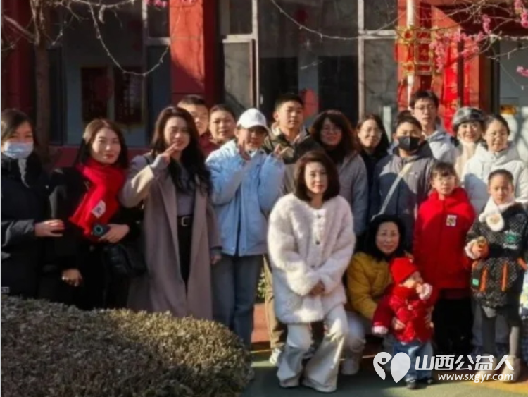 红灯笼映白发新春福礼暖桑榆 太原市关爱下一代志愿者协会的志愿者们在会长王素娟的带领下走进太原市比家美养老院为老人送上祝福与暖心红包 - 第5张