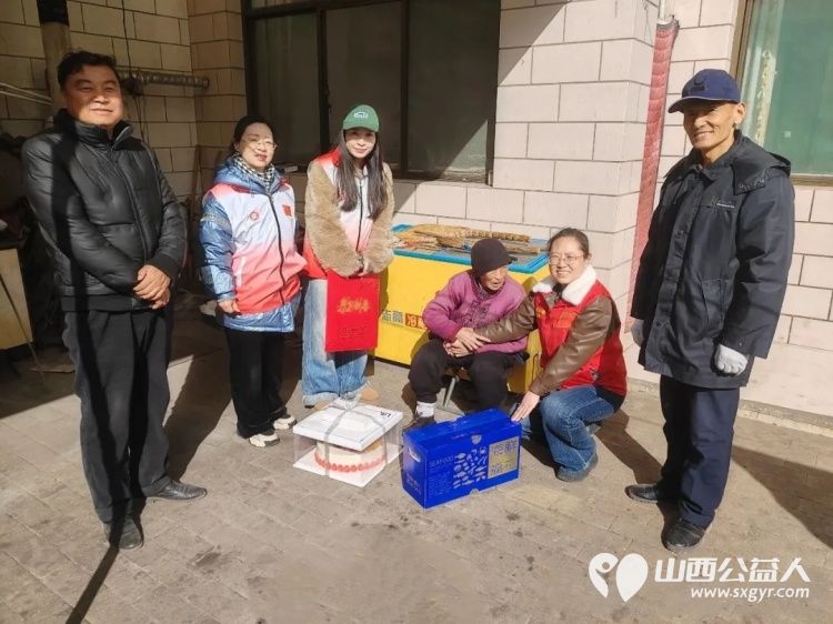 长治市正能量公益协会联合长治市老促会乡村振兴志愿服务中心开展新春慰问活动来到长子县丹朱镇南鲍村为村内80岁以上高龄老人及特殊人群送上慰问品 - 第3张