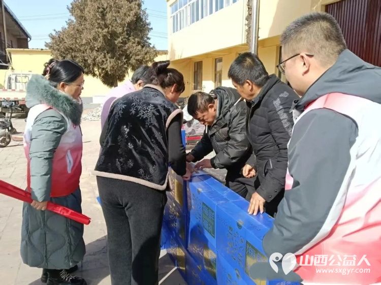 长治市正能量公益协会联合长治市老促会乡村振兴志愿服务中心开展新春慰问活动来到长子县丹朱镇南鲍村为村内80岁以上高龄老人及特殊人群送上慰问品 - 第17张