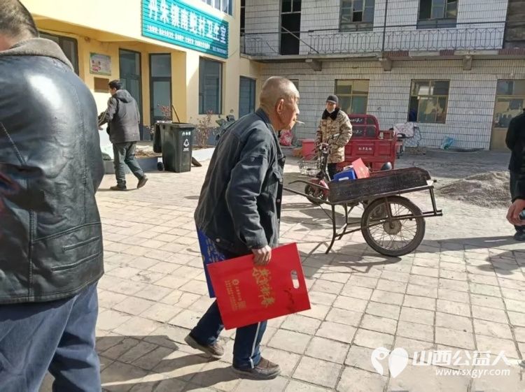 长治市正能量公益协会联合长治市老促会乡村振兴志愿服务中心开展新春慰问活动来到长子县丹朱镇南鲍村为村内80岁以上高龄老人及特殊人群送上慰问品 - 第18张