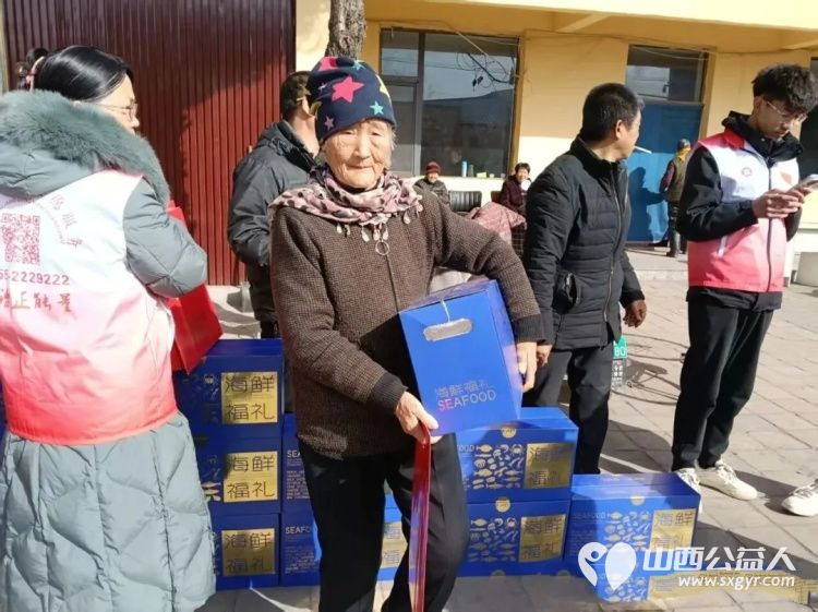 长治市正能量公益协会联合长治市老促会乡村振兴志愿服务中心开展新春慰问活动来到长子县丹朱镇南鲍村为村内80岁以上高龄老人及特殊人群送上慰问品 - 第14张