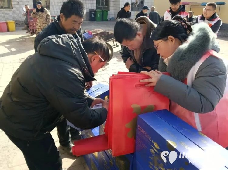 长治市正能量公益协会联合长治市老促会乡村振兴志愿服务中心开展新春慰问活动来到长子县丹朱镇南鲍村为村内80岁以上高龄老人及特殊人群送上慰问品 - 第13张