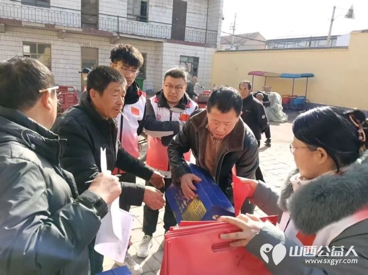 长治市正能量公益协会联合长治市老促会乡村振兴志愿服务中心开展新春慰问活动来到长子县丹朱镇南鲍村为村内80岁以上高龄老人及特殊人群送上慰问品 - 第12张