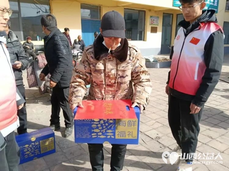 长治市正能量公益协会联合长治市老促会乡村振兴志愿服务中心开展新春慰问活动来到长子县丹朱镇南鲍村为村内80岁以上高龄老人及特殊人群送上慰问品 - 第9张