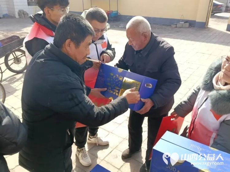 长治市正能量公益协会联合长治市老促会乡村振兴志愿服务中心开展新春慰问活动来到长子县丹朱镇南鲍村为村内80岁以上高龄老人及特殊人群送上慰问品 - 第10张