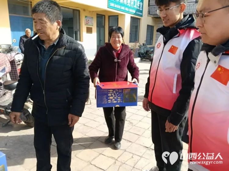 长治市正能量公益协会联合长治市老促会乡村振兴志愿服务中心开展新春慰问活动来到长子县丹朱镇南鲍村为村内80岁以上高龄老人及特殊人群送上慰问品 - 第7张
