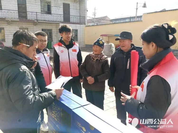 长治市正能量公益协会联合长治市老促会乡村振兴志愿服务中心开展新春慰问活动来到长子县丹朱镇南鲍村为村内80岁以上高龄老人及特殊人群送上慰问品 - 第4张