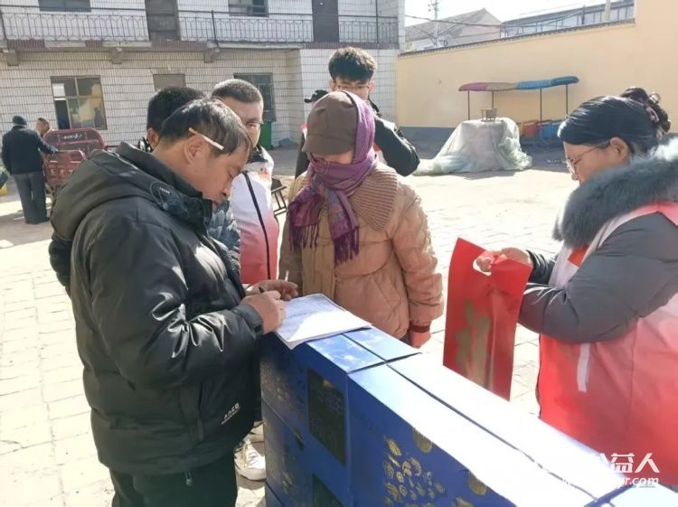 长治市正能量公益协会联合长治市老促会乡村振兴志愿服务中心开展新春慰问活动来到长子县丹朱镇南鲍村为村内80岁以上高龄老人及特殊人群送上慰问品 - 第2张