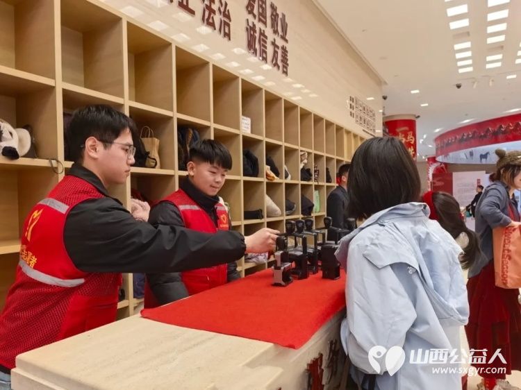 临汾市志愿服务联合会护苗爱心志愿服务队60名志愿者组团在博物馆里过大年为游客送上暖心服务 - 第3张