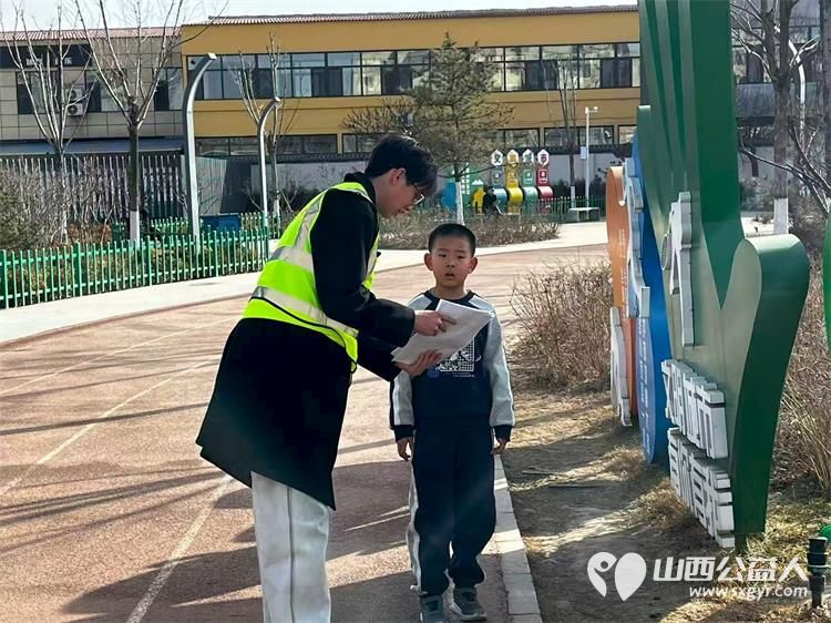 文水县爱心帮扶志愿者协会的志愿者们2月20日继续坚守一线面对面劝导引导等方式向过往市民普及烟花爆竹禁限放规定 - 第4张