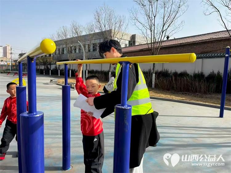文水县爱心帮扶志愿者协会的志愿者们2月20日继续坚守一线面对面劝导引导等方式向过往市民普及烟花爆竹禁限放规定 - 第7张