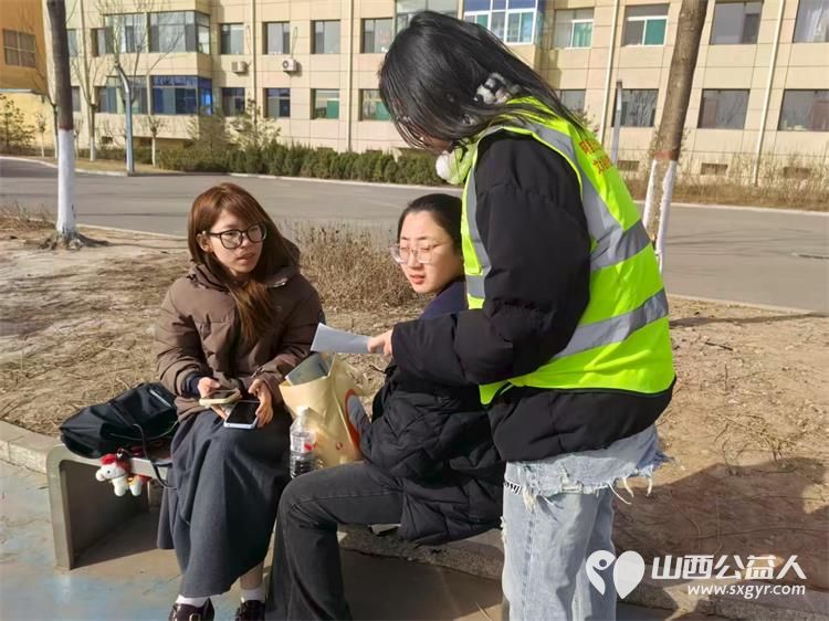 文水县爱心帮扶志愿者协会的志愿者们2月20日继续坚守一线面对面劝导引导等方式向过往市民普及烟花爆竹禁限放规定 - 第3张