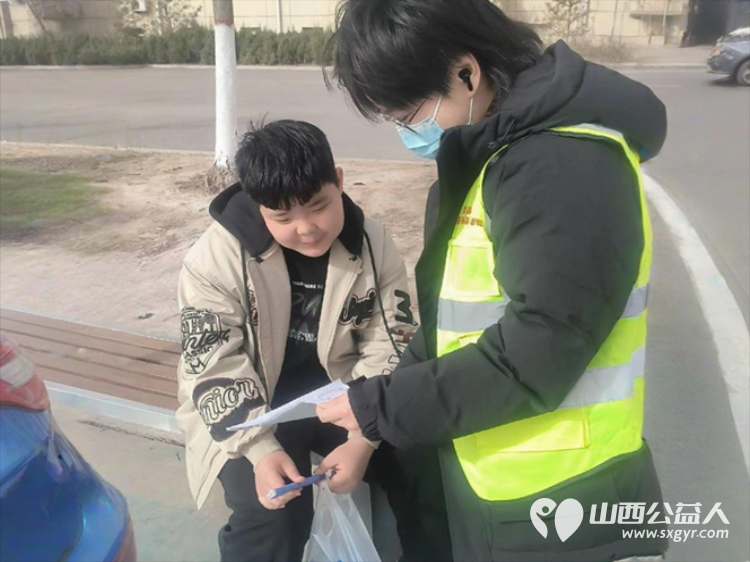 2月21日文水县爱心帮扶志愿者协会的志愿者们继续坚守一线向过往市民普及烟花爆竹禁限放规定倡导文明安全绿色过节 - 第7张