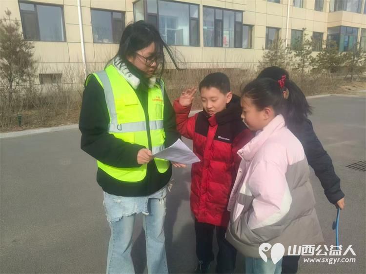 文水县爱心帮扶志愿者协会2月22日继续组织志愿者们面对面劝导向过往市民普及烟花爆竹禁限放规定 - 第2张