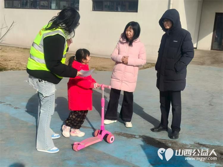 文水县爱心帮扶志愿者协会2月22日继续组织志愿者们面对面劝导向过往市民普及烟花爆竹禁限放规定 - 第4张