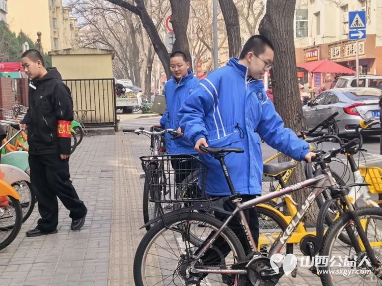 青春追“锋”行----太原三十七中文源校区组织初一、初二学生志愿者与党员教师代表走进新建南路三社区开展青春追锋共建美好家园主题志愿服务 - 第12张