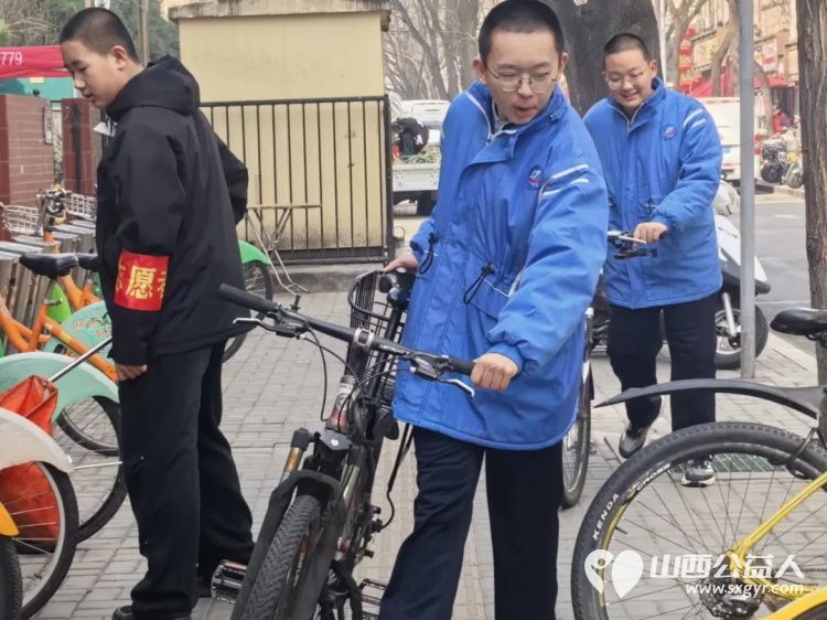 青春追“锋”行----太原三十七中文源校区组织初一、初二学生志愿者与党员教师代表走进新建南路三社区开展青春追锋共建美好家园主题志愿服务 - 第13张