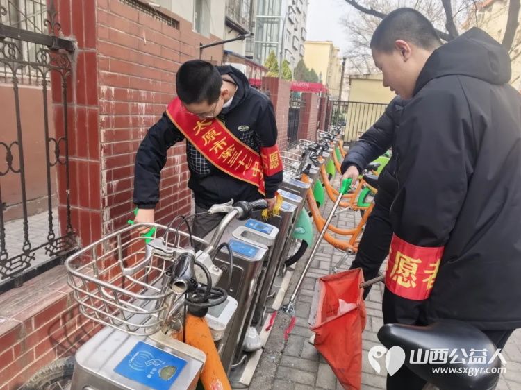 青春追“锋”行----太原三十七中文源校区组织初一、初二学生志愿者与党员教师代表走进新建南路三社区开展青春追锋共建美好家园主题志愿服务 - 第11张