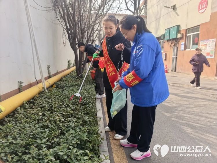 青春追“锋”行----太原三十七中文源校区组织初一、初二学生志愿者与党员教师代表走进新建南路三社区开展青春追锋共建美好家园主题志愿服务 - 第6张