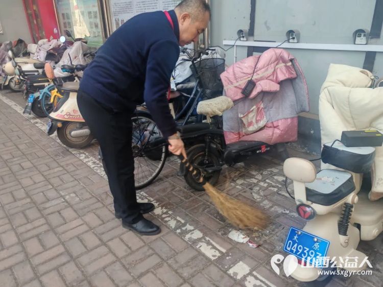 青春追“锋”行----太原三十七中文源校区组织初一、初二学生志愿者与党员教师代表走进新建南路三社区开展青春追锋共建美好家园主题志愿服务 - 第7张