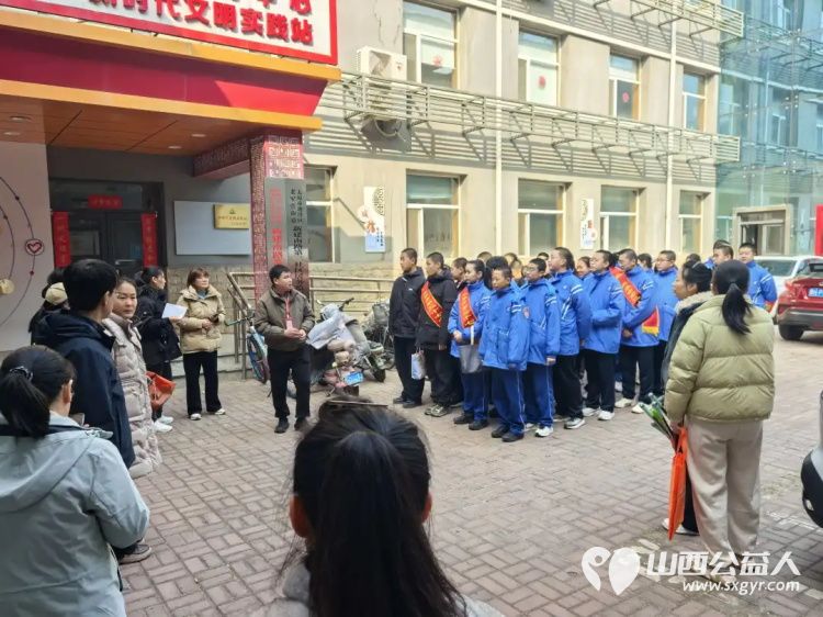 青春追“锋”行----太原三十七中文源校区组织初一、初二学生志愿者与党员教师代表走进新建南路三社区开展青春追锋共建美好家园主题志愿服务 - 第2张