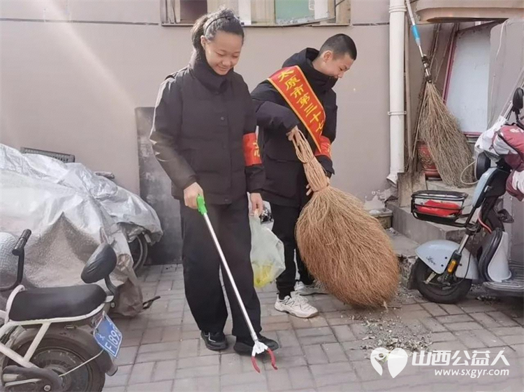 青春追“锋”行----太原三十七中文源校区组织初一、初二学生志愿者与党员教师代表走进新建南路三社区开展青春追锋共建美好家园主题志愿服务 - 第5张