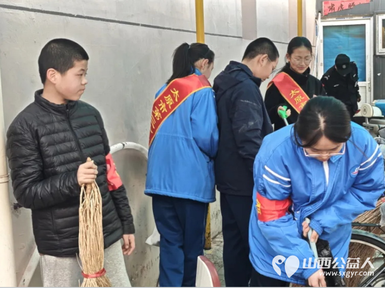 青春追“锋”行----太原三十七中文源校区组织初一、初二学生志愿者与党员教师代表走进新建南路三社区开展青春追锋共建美好家园主题志愿服务 - 第9张