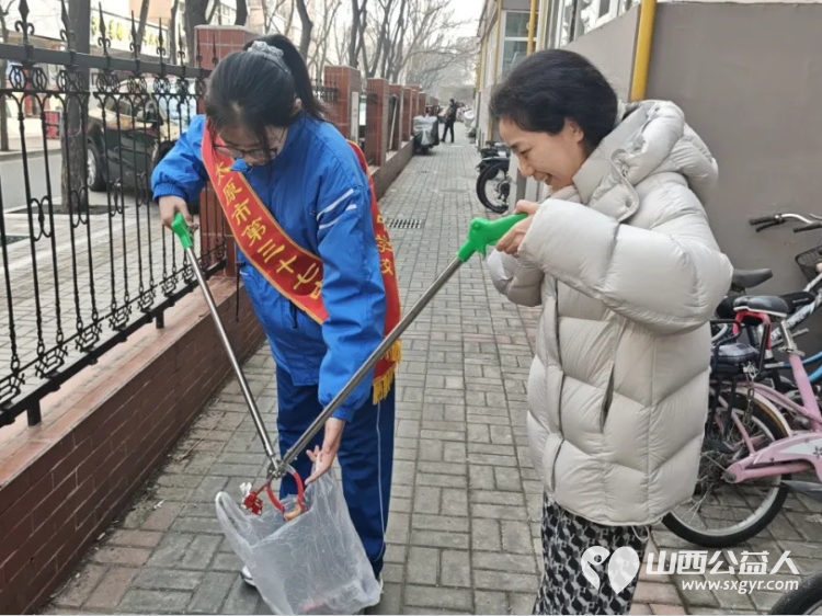 青春追“锋”行----太原三十七中文源校区组织初一、初二学生志愿者与党员教师代表走进新建南路三社区开展青春追锋共建美好家园主题志愿服务 - 第4张