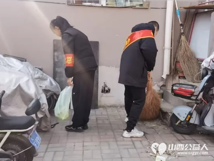 青春追“锋”行----太原三十七中文源校区组织初一、初二学生志愿者与党员教师代表走进新建南路三社区开展青春追锋共建美好家园主题志愿服务 - 第3张