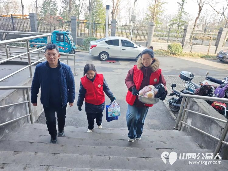 介休市敬老协会孝善行活动----志愿者们走进连福镇义和堡村入户82岁特困靳海成老人家中（现住顺康嘉苑1期5号楼）为老人打扫室内卫生 - 第2张