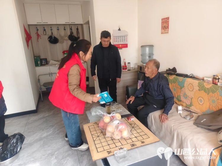 介休市敬老协会孝善行活动----志愿者们走进连福镇义和堡村入户82岁特困靳海成老人家中（现住顺康嘉苑1期5号楼）为老人打扫室内卫生 - 第8张