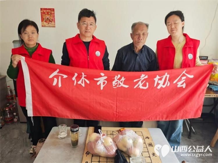 介休市敬老协会孝善行活动----志愿者们走进连福镇义和堡村入户82岁特困靳海成老人家中（现住顺康嘉苑1期5号楼）为老人打扫室内卫生 - 第1张