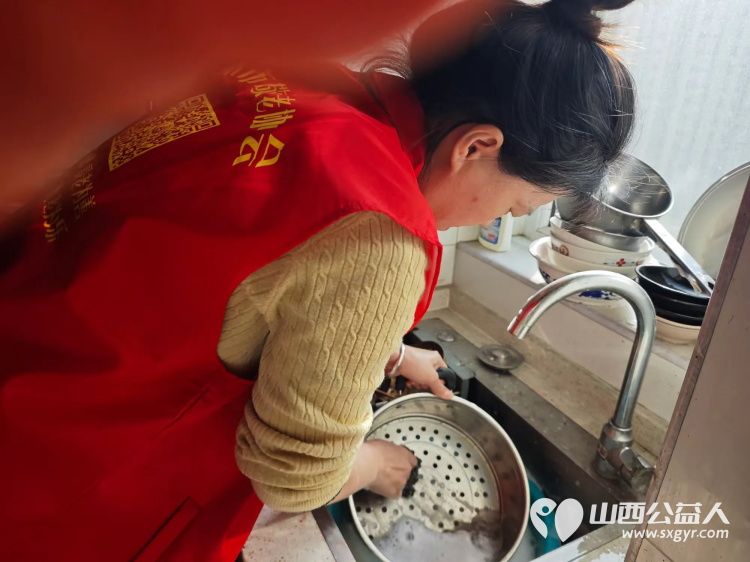 介休市敬老协会孝善行活动----志愿者们走进连福镇义和堡村入户82岁特困靳海成老人家中（现住顺康嘉苑1期5号楼）为老人打扫室内卫生 - 第6张