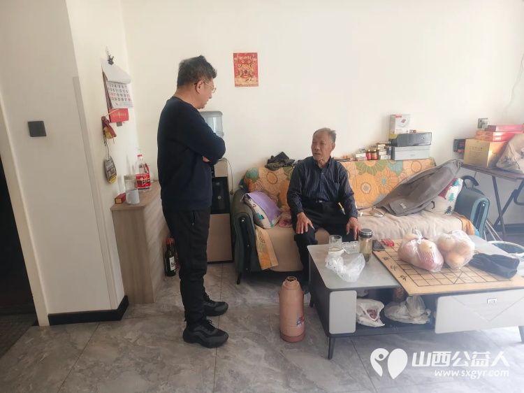 介休市敬老协会孝善行活动----志愿者们走进连福镇义和堡村入户82岁特困靳海成老人家中（现住顺康嘉苑1期5号楼）为老人打扫室内卫生 - 第7张