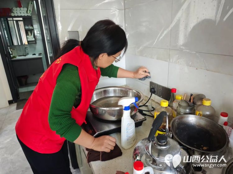 介休市敬老协会孝善行活动----志愿者们走进连福镇义和堡村入户82岁特困靳海成老人家中（现住顺康嘉苑1期5号楼）为老人打扫室内卫生 - 第3张