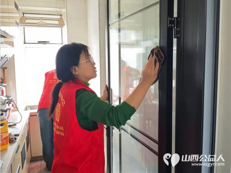 介休市敬老协会孝善行活动----志愿者们走进连福镇义和堡村入户82岁特困靳海成老人家中（现住顺康嘉苑1期5号楼）为老人打扫室内卫生 - 第5张