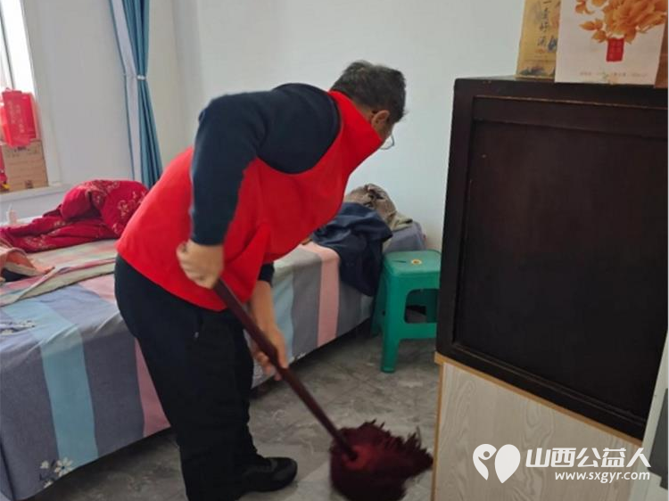 介休市敬老协会孝善行活动----志愿者们走进连福镇义和堡村入户82岁特困靳海成老人家中（现住顺康嘉苑1期5号楼）为老人打扫室内卫生 - 第9张
