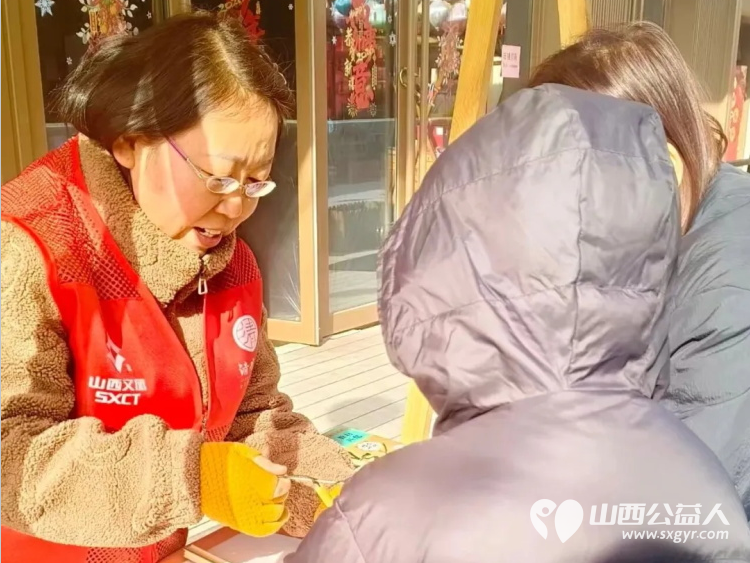 志愿红暖新春！忻州阳光爱心公益团队志愿者主动放弃春节假期在忻州云中河景区志愿坚守非遗摊位暖心服务不打烊 - 第3张