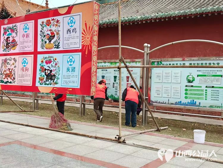 学雷锋做志愿共同奋进“十五五”潞城区正能量公益协会在府前广场开展志愿服务活动开展环境清理规范摆放自行车铲除积雪擦拭公示牌清扫地面垃圾等工作 - 第13张