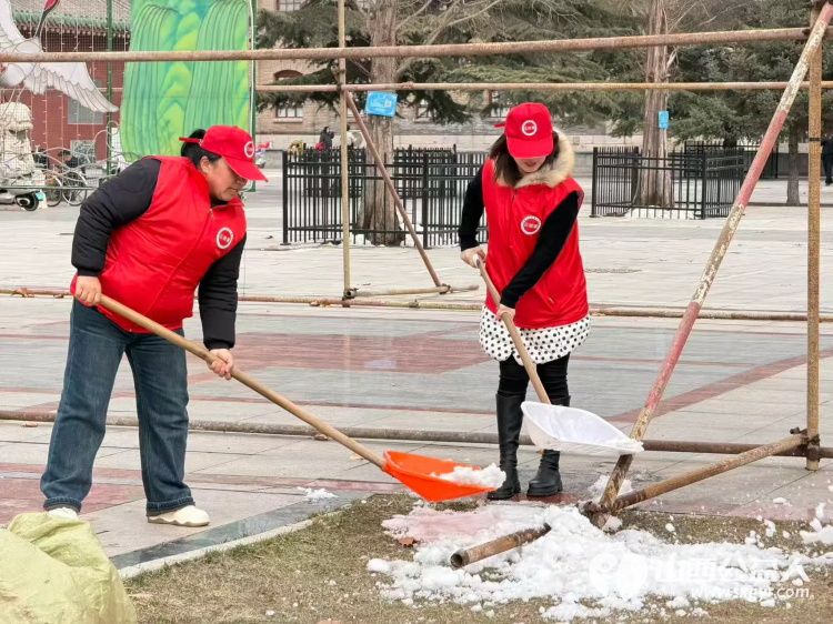 学雷锋做志愿共同奋进“十五五”潞城区正能量公益协会在府前广场开展志愿服务活动开展环境清理规范摆放自行车铲除积雪擦拭公示牌清扫地面垃圾等工作 - 第6张