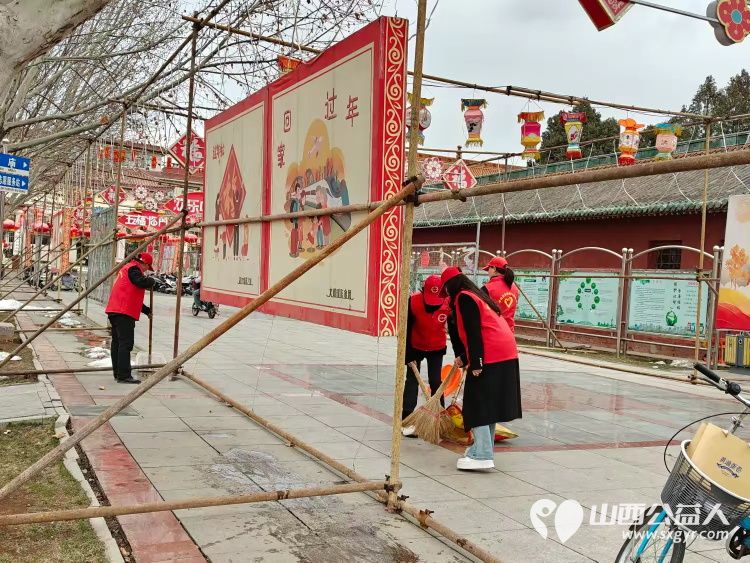 学雷锋做志愿共同奋进“十五五”潞城区正能量公益协会在府前广场开展志愿服务活动开展环境清理规范摆放自行车铲除积雪擦拭公示牌清扫地面垃圾等工作 - 第12张