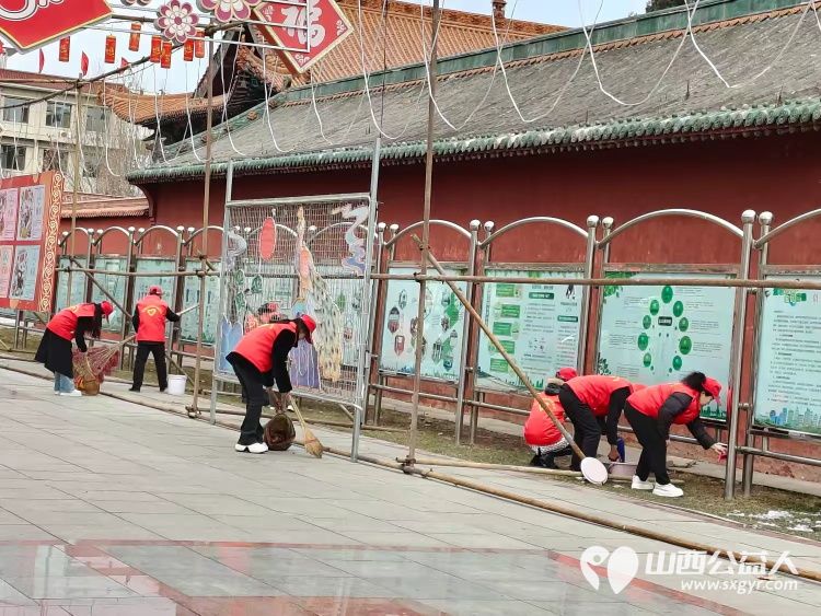 学雷锋做志愿共同奋进“十五五”潞城区正能量公益协会在府前广场开展志愿服务活动开展环境清理规范摆放自行车铲除积雪擦拭公示牌清扫地面垃圾等工作 - 第10张