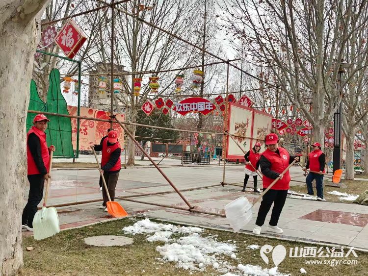学雷锋做志愿共同奋进“十五五”潞城区正能量公益协会在府前广场开展志愿服务活动开展环境清理规范摆放自行车铲除积雪擦拭公示牌清扫地面垃圾等工作 - 第11张